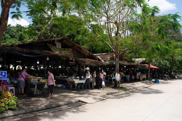 泰国当地人和外国游客于2020年9月14日在泰国农布拉姆普市穆安县的当地市场上参观并挑选食品 — 图库照片