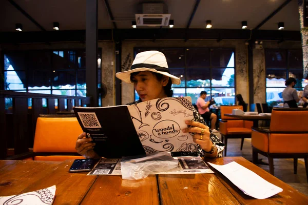 Muebles Decoración Interior Restaurante Lujo Moderno Comida Japonesa Con Mujeres — Foto de Stock