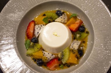 Soya fasulyesi veya Soya pudingi. Meyve salatası ve ballı limon soslu. Tayland 'ın Udon Thani kentindeki kafe ve restoranda seramik tabak içinde.