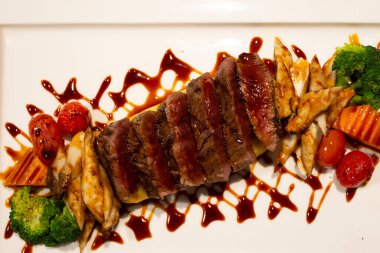 Tayland, Udon Thani 'deki kafe ve restoranda seramik tabakta ızgara sebze salatasıyla servis edilen patates püresinin üzerine az pişmiş biftek sosu konuldu.