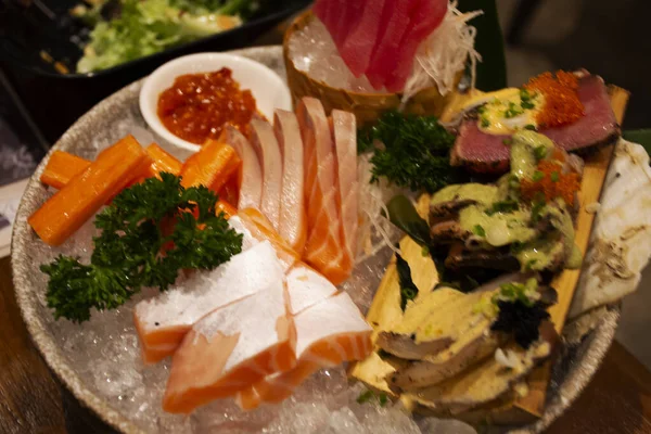 Combo Surtido Sashimi Servido Sobre Hielo Tazón Cerámica Manjar Japonés —  Fotos de Stock