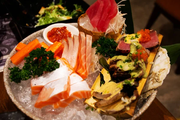 Combo Surtido Sashimi Servido Sobre Hielo Tazón Cerámica Manjar Japonés —  Fotos de Stock