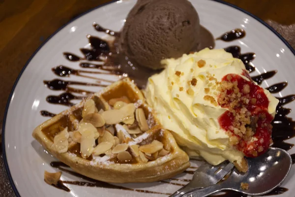 Çilekli Krem Şantili Waffle Çikolatalı Dondurma Cevizli Bal Çikolatalı Tarif — Stok fotoğraf