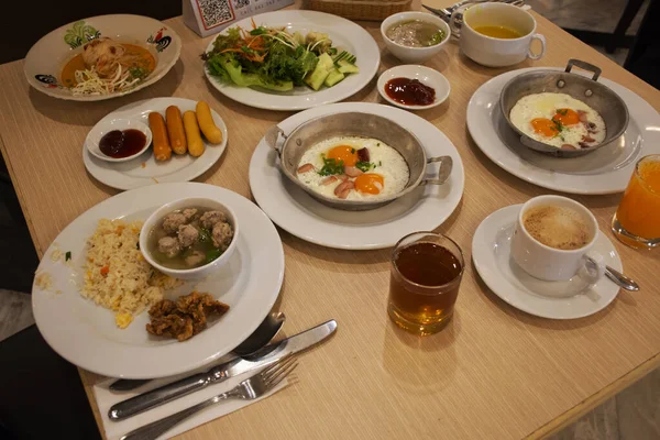 Comida Conjunto Café Manhã Estilo Tailandês Mesa Para Viajantes Comem — Fotografia de Stock