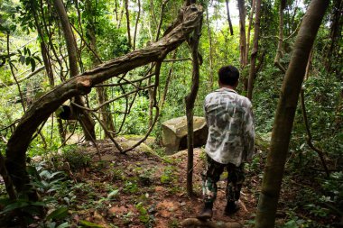 Orman görevlileri Tayland 'ın Udon Thani kentindeki Phu Foi Lom' daki Tham Buang Şelalesi 'ni ziyaret etmek için Tayland' a gittiler.