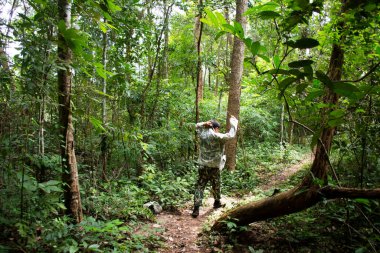 Orman görevlileri Tayland 'ın Udon Thani kentindeki Phu Foi Lom' daki Tham Buang Şelalesi 'ni ziyaret etmek için Tayland' a gittiler.