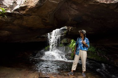 Taylandlı gezginler. İnsanlar Udon Thani, Tayland 'daki Nong Saeng şehrindeki Phu Foi Lom ormanında Tham Buang Şelalesi' ne gidip fotoğraf çekiyorlar.