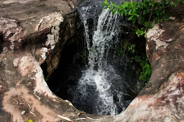 Tham Buang Cascadas Selva Phu Foi Lom Phan Don Reserva — Foto de Stock