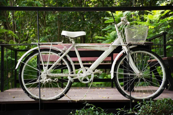 Old White Classic Vintage Retro Bicycle Exterior Decoration Furniture Garden — Stock Photo, Image
