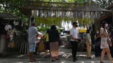 Taylandlı ve yabancı gezginler 2 Aralık 2020 'de Chiang Mai, Tayland' da San Kamphaeng Bölgesi 'nde el yapımı el yapımı el işi çarşıda seyahat ve alışveriş yapıyorlar.