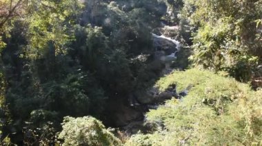 Thai halkı ve yabancı gezginler için Mae 'deki Doi suthep doi pui milli parkının vahşi ormanlarında dinlenmek ve gezmek için bir şelale.