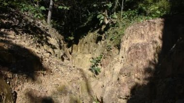 Taylandlılar ve yabancı gezginler Tayland 'ın Chiang Mai kentindeki Doi Lo şehrindeki Mae Wang Ulusal Parkı' nın vahşi ormanlarında Pha Chor kanyon kayalıklarını ziyaret edip doğa yürüyüşü yapıyorlar.