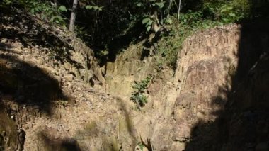 Taylandlılar ve yabancı gezginler Tayland 'ın Chiang Mai kentindeki Doi Lo şehrindeki Mae Wang Ulusal Parkı' nın vahşi ormanlarında Pha Chor kanyon kayalıklarını ziyaret edip doğa yürüyüşü yapıyorlar.