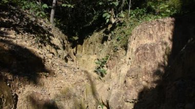 Tayland 'ın Chiang Mai kentindeki Doi Lo şehrindeki Mae Wang Ulusal Parkı' nın vahşi ormanlarında doğa yürüyüşü yaparak Pha Chor Kanyonu kayalıklarını gezen gezen gezginler.