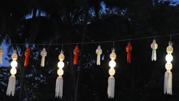 泰国清迈当地一家餐馆的花园里 彩色艳丽的彩色纸灯笼 传统的灯笼风格 宜鹏或灯笼 都是北方吊灯刺绣 — 图库视频影像