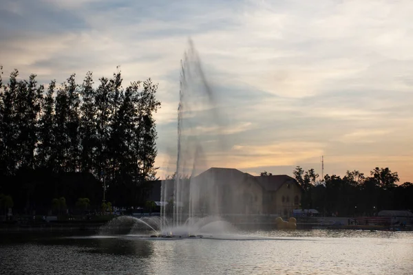 Lihat Pemandangan Kota Udonthani Kota Dan Pemandangan Semprotan Air Mancur — Stok Foto