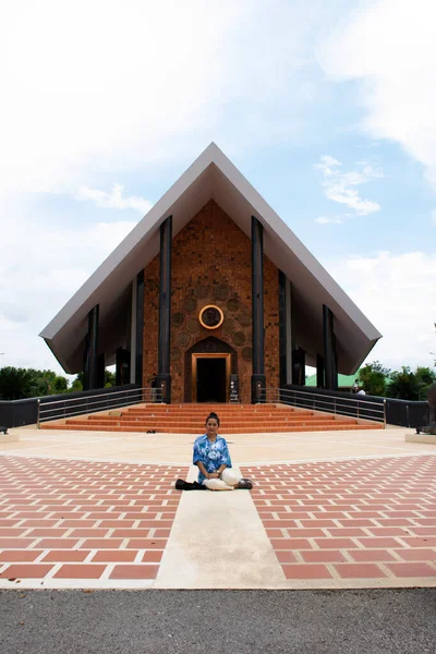 Путешественницы Тайские Женщины Посещают Уважение Молиться Сфотографироваться Музеем Ajahn Luang — стоковое фото