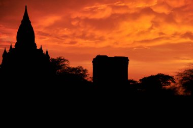 Myanmar 'ın Mandalay bölgesinde 2000' den fazla pagoda ve tapınak bulunan Bagan ya da Pagan antik kenti ve UNESCO Dünya Mirası Sitesi 'nin silueti Chedi stupa ile manzara