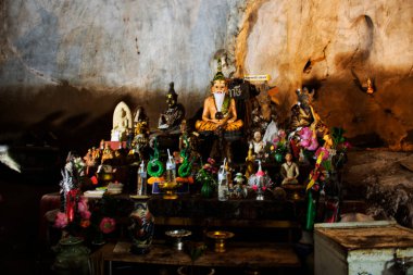 Thai halkı ve yabancı gezginler için Mae On dağında bulunan Buda tanrısı heykeli ve kutsal heykeli 9 Kasım 2020 'de Chiang Mai, Tayland' da dua etmek üzere San Kamphaeng 'i ziyaret edin.