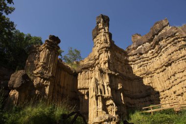 Tayland 'ın Chiang Mai kentindeki Doi Lo' daki Doi Lo parkında gezici gezginler ve gezginler için Mae Wang Ulusal Parkı ormanındaki Pha Chor kanyonu uçurumları.
