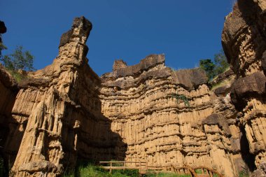 Tayland 'ın Chiang Mai kentindeki Doi Lo' daki Doi Lo parkında gezici gezginler ve gezginler için Mae Wang Ulusal Parkı ormanındaki Pha Chor kanyonu uçurumları.