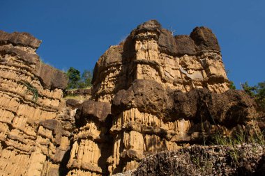 Tayland 'ın Chiang Mai kentindeki Doi Lo' daki Doi Lo parkında gezici gezginler ve gezginler için Mae Wang Ulusal Parkı ormanındaki Pha Chor kanyonu uçurumları.