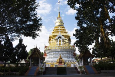 Wat Phra 'nın güzel pagoda stupası Doi Saket ya da Phrathat Doi Saket Tapınağı Tayland' ın Chiang Mai kentindeki Chiangmai 'ye seyahat edip dua eden Buda' ya saygı gösterirler.