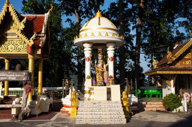 Meleklerin tanrısı ve Wat Phra 'nın Buda heykeli Doi Kham Tapınağı Tayland' ın başkenti Chiang Mai 'de 10 Kasım 2020 tarihinde Mae Hia şehrini ziyaret edip namaz kılanlar için.
