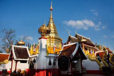 Tayland 'ın Chiang Mai kentinde Mae Hia' da dua eden Taylandlılar ve Taylandlılar için Wat Phra 'nın güzel altın çedi pagoda stupa' sı.