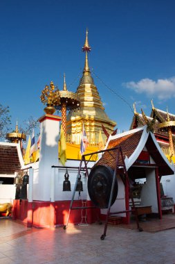 Tayland 'ın Chiang Mai kentinde Mae Hia' da dua eden Taylandlılar ve Taylandlılar için Wat Phra 'nın güzel altın çedi pagoda stupa' sı.