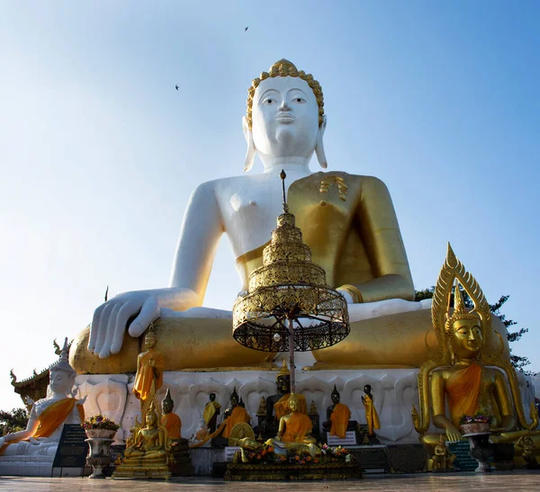 Grande Statua Immagine Buddha Oro Wat Phra Che Doi Kham — Foto Stock