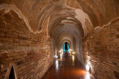 Wat U mong ya da Wat Umong Suan Puthatham Tayland 'ın başkenti Chiang Mai' de Doi Suthep dağlarına karşı dua eden Tayland halkı ve yabancı gezginler için 700 yıllık bir Budist tapınağıdır.