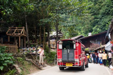 Taylandlı ve yabancı gezginler 10 Kasım 2020 'de Chiang Mai, Tayland' da Doi Mon Lan Dağı 'ndaki trafik yolu ile Baan Mae Kampong köy tepesini ziyaret ederler.