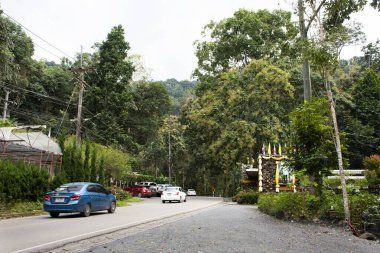 Mae lai deresi yakınlarındaki Teen Tok Royal Proje Geliştirme Merkezi önünde 10 Kasım 2020 'de Chiang Mai, Tayland' da Mae 'yi ziyaret edenler için manzara trafiği ve cadde