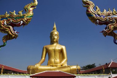 Tayland 'ın Nonthaburi kentindeki Pak kret şehrinde insanların ziyaret edip namaz kıldıkları Koh Kret adası yakınlarındaki nehir kıyısındaki Wat Bang Chak Tapınağı' nın büyük Buda heykeli.