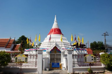 Thai halkı için Koh Kret adasındaki Wat Paramaiyikawat Worawihan ya da Mon Tapınağı Düzenleme Salonu 15 Kasım 2020 'de Tayland Nonthaburi' de Pak Kret şehrinde namaz kılmak üzere ziyaret edin.