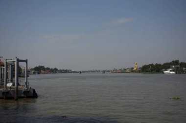 Tayland, Nonthaburi 'de hafta içi Ko Kret Adası' nda tekne gemisi ve Pak Kret şehrinin manzarası ve yaşam olan Chao Reynaya nehrinin manzarasına bakın.