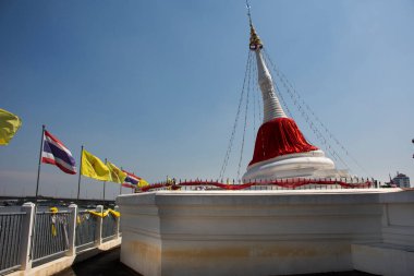 Mon stupa rim Chao Phraya Nehri ya da Wat Paramaiyikawat Worawihan Tapınağı 'ndaki eğimli ya da eğimli pagoda. Koh Kret' teki insanlar için ziyaret et. Nightaburi, Tayland 'daki Pak kret şehrinde dua et.