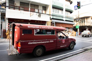Taylandlılar 2 Aralık 2020 'de Chiang Mai, Tayland' da Changmoi ya da Chang Moi caddelerindeki Chiangmai yolu ile seyahat eden yolcuları alıp getiriyorlar.
