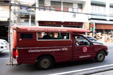 Taylandlılar 2 Aralık 2020 'de Chiang Mai, Tayland' da Changmoi ya da Chang Moi caddelerindeki Chiangmai yolu ile seyahat eden yolcuları alıp getiriyorlar.