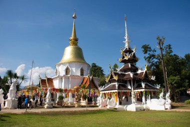 Antik kalıntılar, Tayland 'ın başkenti Chiang Mai' de 2 Aralık 2020 'de, Mae Rim' deki Wat Pa Daraphirom Tapınağı 'nda dua ederek, Tayland halkı ve yabancı gezginler için stupa chedi pagoda türbesi inşa ediyor.