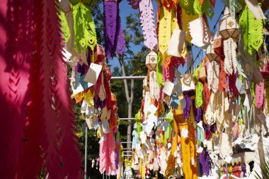 Çok renkli kağıt lamba geleneksel lanna tarzı Yee peng ya da fener tung insanların saygı duyması için Wat Pa Daraphirom Tapınağı 'nda Chiang Mai, Tayland' daki Mae Rim şehrinde asılı.