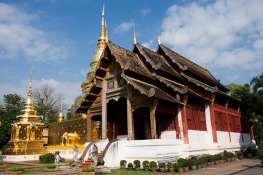 Thai halkı ve yabancı gezginler için altın Chedi stupa Phra Singh 'deki Buda yadigârları. Tayland, Chiang Mai' de bulunan Phra Singh Woramahawihan Tapınağı 'nda Buda' nın meleğine saygılarını sunuyorlar.