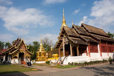 Taylandlılar ve yabancı gezginler 10 Kasım 2020 'de Tayland' ın Chiang Mai şehrinde Wat Phra Singh Woramahaviharn Tapınağı 'nda Buda' ya ve kutsal emanetlere saygı göstererek seyahat ederler.