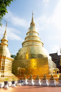 Thai halkı ve yabancı gezginler için altın Chedi stupa Phra Singh 'deki Buda yadigârları. Tayland, Chiang Mai' de bulunan Phra Singh Woramahawihan Tapınağı 'nda Buda' nın meleğine saygılarını sunuyorlar.