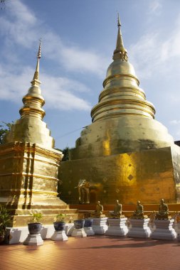 Thai halkı ve yabancı gezginler için altın Chedi stupa Phra Singh 'deki Buda yadigârları. Tayland, Chiang Mai' de bulunan Phra Singh Woramahawihan Tapınağı 'nda Buda' nın meleğine saygılarını sunuyorlar.