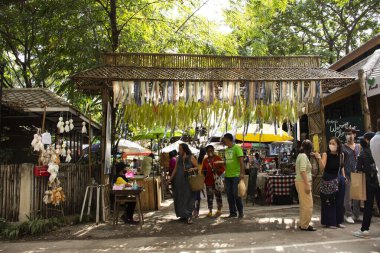 Taylandlı ve yabancı gezginler 2 Aralık 2020 'de Chiang Mai, Tayland' da San Kamphaeng Bölgesi 'nde el yapımı el yapımı el işi çarşıda seyahat ve alışveriş yapıyorlar.