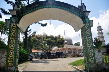 Endonezya halkı ve yabancı gezgin Müslüman gezginler için Cami veya Mescid istihrar berastagi, 31 Mart 2016 'da Sumatera Utara' da Kabupaten Karo 'da Kuzey Sumatra, Endonezya' da namaz kılmak için ziyaret ve saygı
