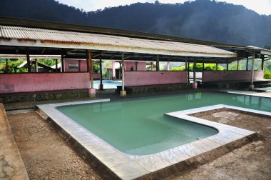 Sidebuk Debuk Termal Hamamları Endonezyalılar ve yabancı gezginler için Sumatera Utara 'daki Karo şehrinde ya da Endonezya' nın kuzeyinde bulunan Sumatera Utara kentindeki mineral banyosunda ziyaret ve spa gezileri düzenliyor.