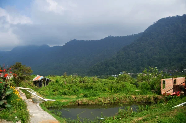 風景山とRajaberneh市谷村の丘を表示します プランテーション農場でインドネシア人のSibayakマウントでインドネシアのスマトラ島北部またはスマトラ島北部のカロのJaranguda Merdeka — ストック写真